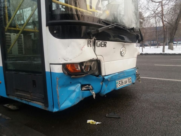 В Алматы автобус протаранил автомобиль на буксире