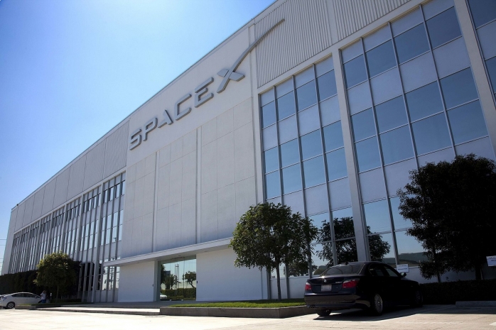Право доставить астронавтов на Луну получила SpaceХ
