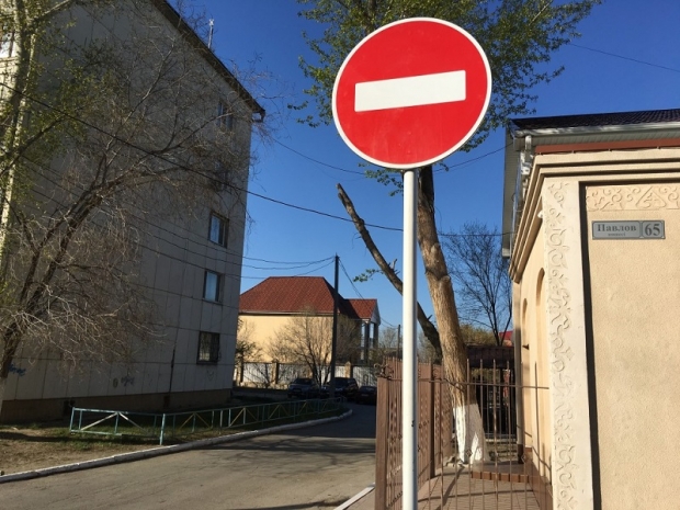 Неизвестные установили в Костанае знаки, запрещающие въезд во двор