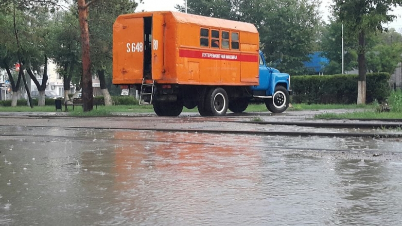 В Павлодаре устраняют последствия сильного ливня (ФОТО)