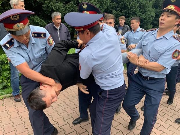 Сотни сторонников ДВК вышли на площади в Нур-Султане и Алматы – МВД РК