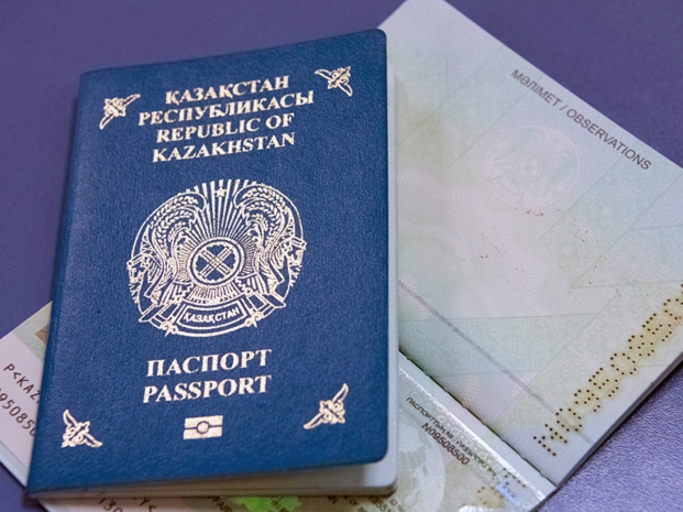 Вклеивание детских фотографий в паспорта родителей отменят в Казахстане