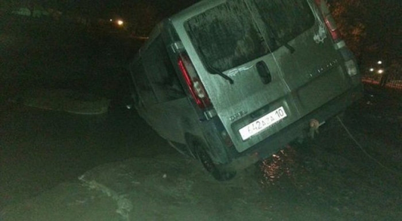 Шесть автомашин провалились под землю в Костанае