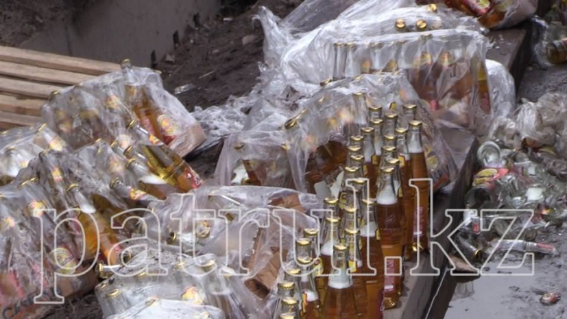 В Алматы из грузовика выпали ящики с пивом. ВИДЕО