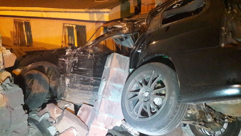 В Алматы Subaru снес забор дома