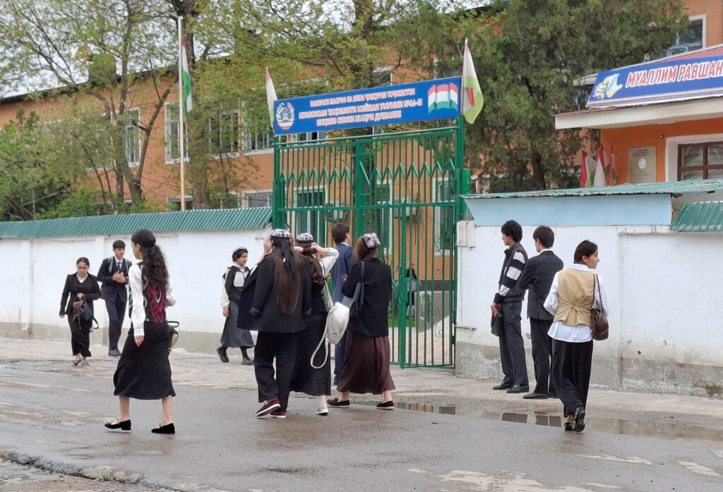 Родители в Таджикистане жалуются, что их детей в школах заставляют носить тюбетейки. Чиновники отвечают: «Это добровольно»