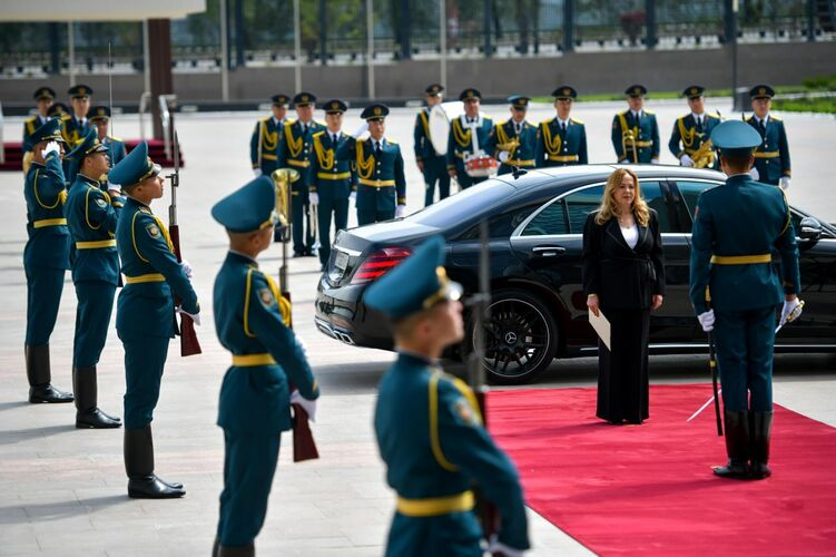 Садыр Жапаров принял послов пяти стран