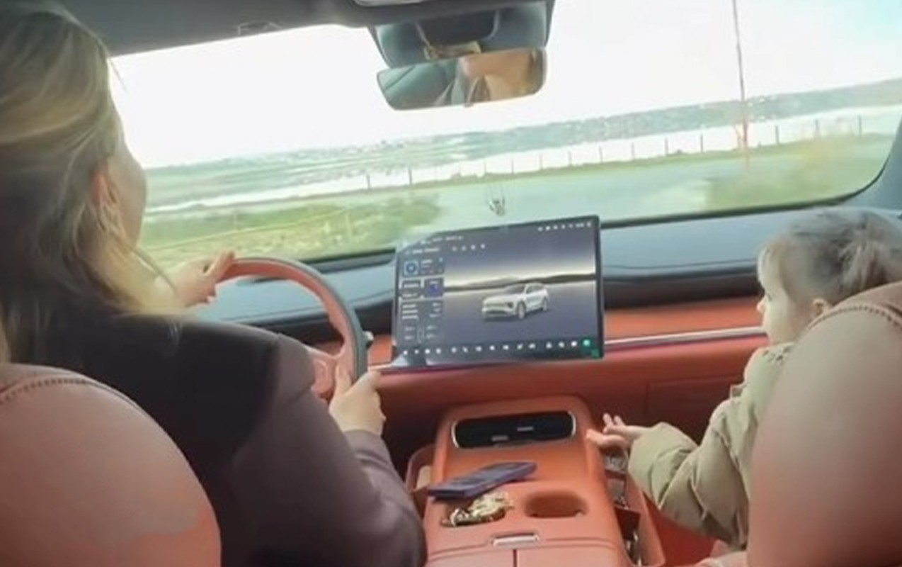 Руководитель детсада из Сумгайыта устроила опасное шоу с ребенком за рулем-ВИДЕО