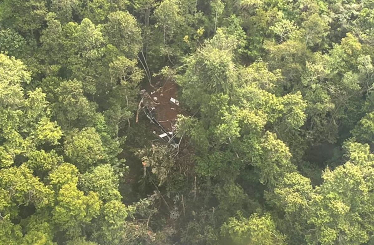 При крушении вертолета в Индонезии погибли восемь человек
