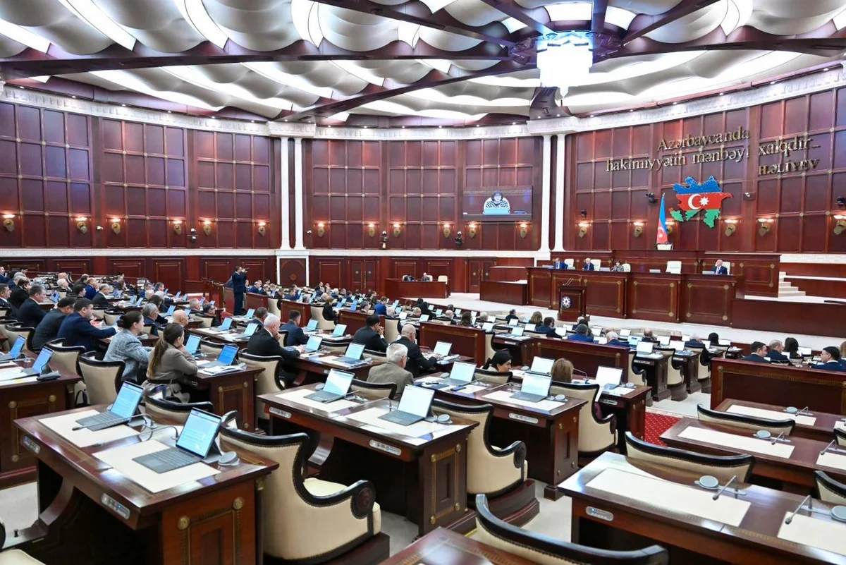 Милли Меджлис одобрил в III чтении поправки в КоАП по ИИ-контенту, насилию над детьми