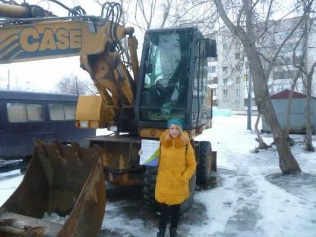 Купившая для своей работы экскаватор студентка собирается купить вторую многотонную машину