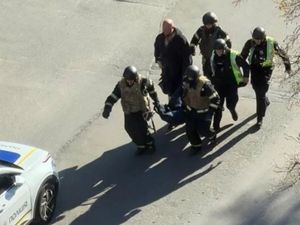 В Киеве мужчина открыл стрельбу на улице и взял заложников. Шесть погибших, 15 раненых