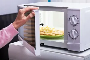 Ученые развеяли популярные мифы о микроволновке