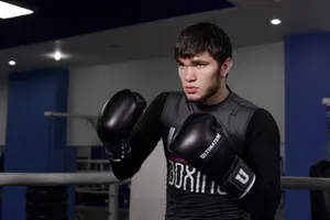 Казахстанский боксер Али Ахмедов нокаутировал американца Кента Холланда