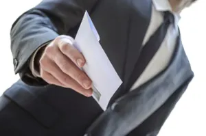 Еңбек министрі «конверттегі жалақыны» жоюға ниетті