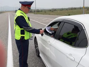 Полицейские на автомобилях «в штатском» патрулируют на дорогах Алматы