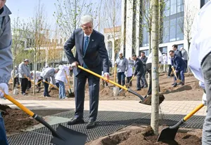 Токаев посадил дерево на территории парка «Самал» в Астане
