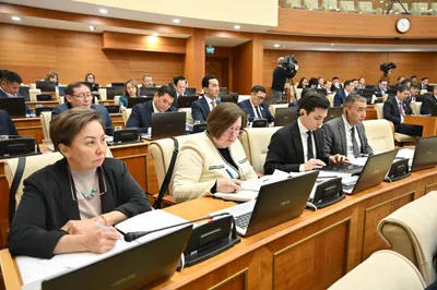 Парламент принял в работу законопроект «О президенте РК»