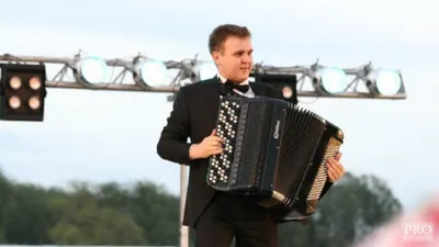 Президент Татарстана подарил казахстанскому музыканту баян