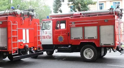 Пожарные машины не могли проехать к горящему дому в Астане